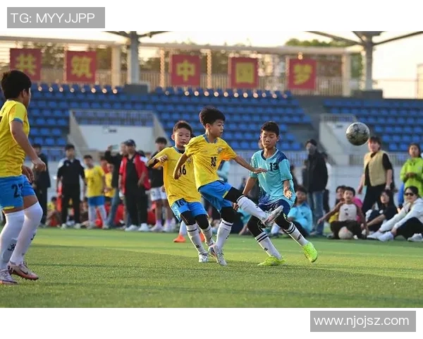 足球明星身边的小孩如何在绿茵场上追逐梦想与荣耀